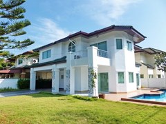 House for sale East Pattaya showing the house, garden and pool