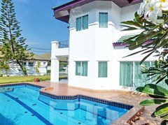 House for sale East Pattaya showing the house and private pool 