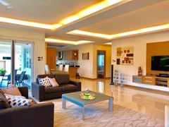 House for sale East Pattaya showing the living, dining and kitchen 