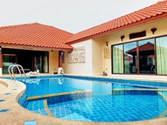 House for sale Huai Yai Pattaya showing the house and pool 