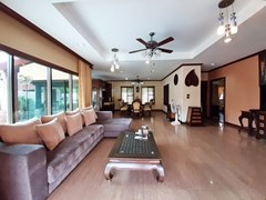 House for sale Huai Yai Pattaya showing the living and dining areas 