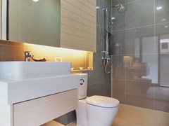 House for sale Huayyai Pattaya showing the master bathroom 