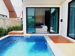 House for sale Huayyai Pattaya showing the master bedroom poolside 