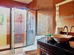 House for sale Huai Yai Pattaya showing the second bathroom 