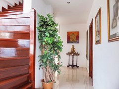 House for Sale Jomtien showing the entrance 