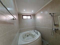 House for sale Jomtien showing themaster bedroom with Jacuzzi bathtub  