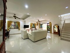 House for sale Jomtien showing the open plan living areas 