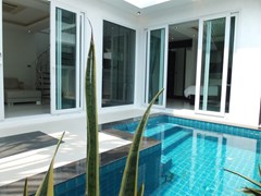 House for sale Jomtien showing the terrace and pool