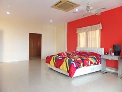 House for Sale Mabprachan Pattaya showing the master bedroom suite 
