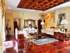 House for sale at Na Jomtien showing the living room 