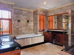 House for sale at Na Jomtien showing the master bathroom with bathtub 