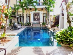 House for sale at Na Jomtien showing the private pool 