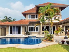 House For Sale Nongpalai Pattaya showing the house, pool and garden 