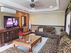 House For Sale Nongpalai Pattaya showing the living area 