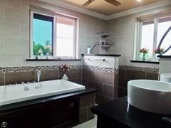 House For Sale Nongpalai Pattaya showing the master bathroom 
