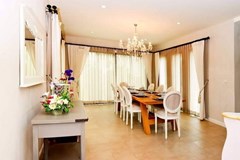 House for sale Na Jomtien Pattaya showing the dining room 