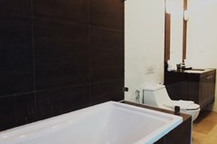 House for sale East Jomtien showing the master bathroom