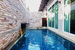 House for sale East Jomtien showing the private pool 