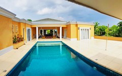 House for sale Pattaya SIAM ROYAL VIEW showing the house, covered terrace and pool 
