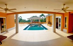 House for sale Pattaya SIAM ROYAL VIEW showing the terrace and pool 