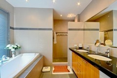 House for sale Siam Royal View Pattaya showing the master bathroom