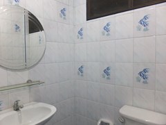 House for sale WongAmat Pattaya showing the second bathroom 