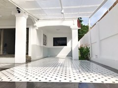 House for sale East Pattaya showing the carport 