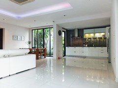 House for sale East Pattaya showing the dining and kitchen 