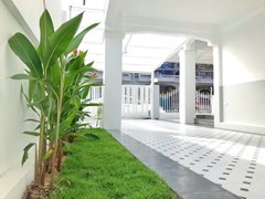 House for sale East Pattaya showing the garden and covered terrace 