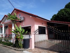 House for Sale East Pattaya showing the house and car park 