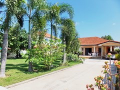 House for sale East Pattaya showing the house and carport 