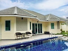 House for sale East Pattaya showing the house and pool 
