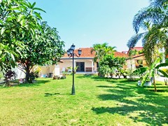 House for sale East Pattaya showing the large garden 