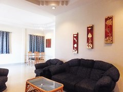 House for sale East Pattaya showing the living and dining areas