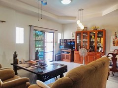 House for sale East Pattaya showing the living room 