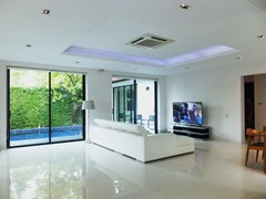 House for sale East Pattaya showing the living room pool view 