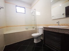 House for sale East Pattaya showing the master bathroom 