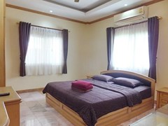 House for sale East Pattaya showing the master bedroom 