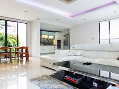 House for sale East Pattaya showing the open plan concept 