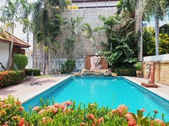House for sale East Pattaya showing the pool