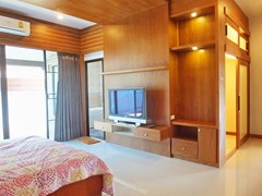 House for sale Huay Yai Pattaya showing the master bedroom and built-in wardrobes