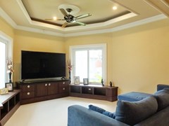 House for sale Nongpalai Pattaya showing the living area 