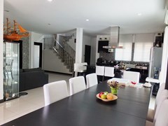 House for sale Jomtien Pattaya showing the dining and kitchen areas 