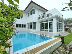 House for sale Pattaya showing the house, garden and pool 