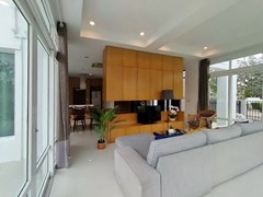 House for sale Pattaya showing the living area