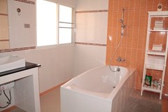 House for sale Jomtien Pattaya showing the master bathroom 