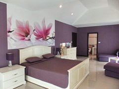House for sale Jomtien Pattaya showing the master bedroom suite 