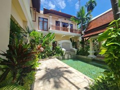 House for sale Pattaya Na Jomtien showing the house and pool