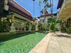House for sale Pattaya Na Jomtien showing the private pool