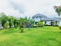 House for rent East Pattaya showing the large garden 